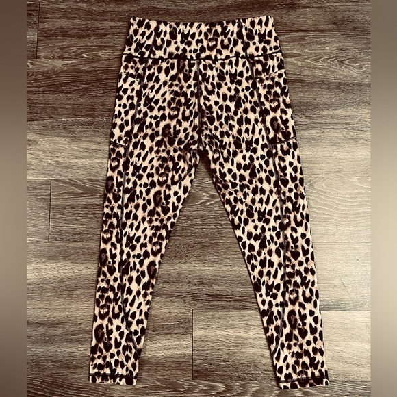 Victoria’s Secret | Incredible Essential Leggings with Pockets in Leopard Print - Picture 4 of 6